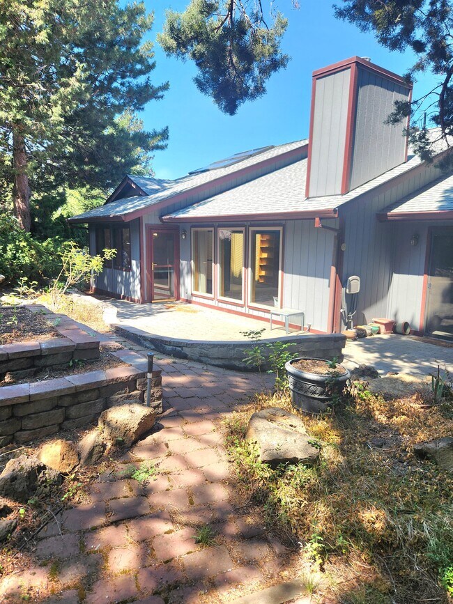 Building Photo - 611 NE Tracker Ct