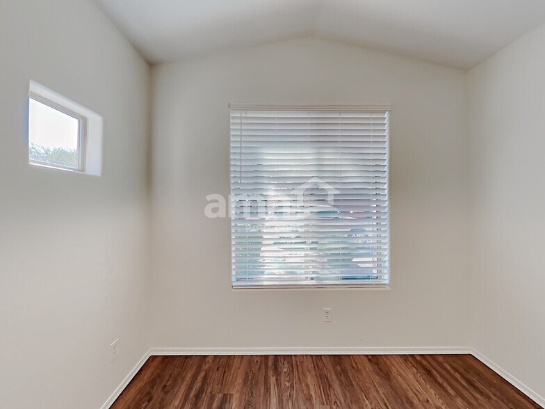 Building Photo - 2324 W Barwick Dr