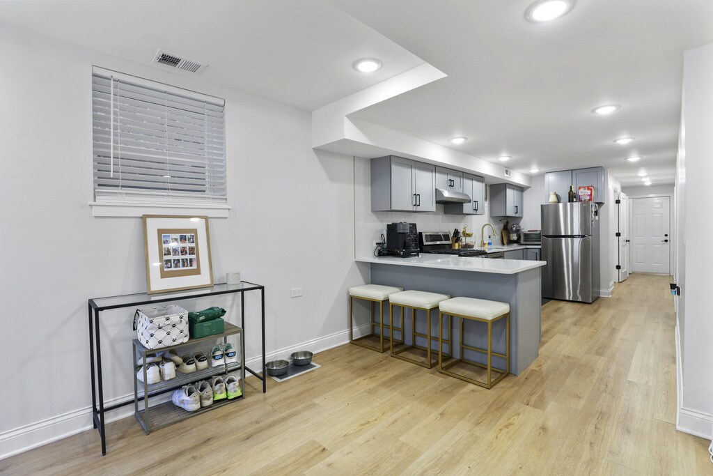 Building Photo - 520 N Ada St