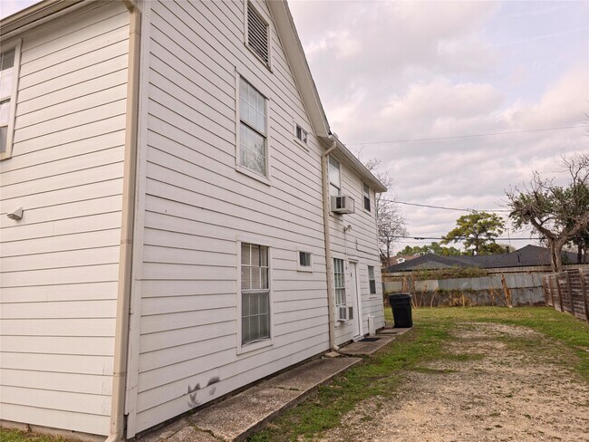 Building Photo - 207 Moody St