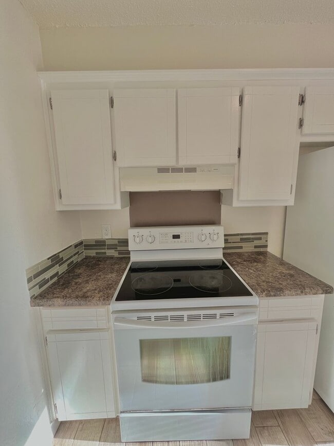 Building Photo - 1008 Acacia Cir