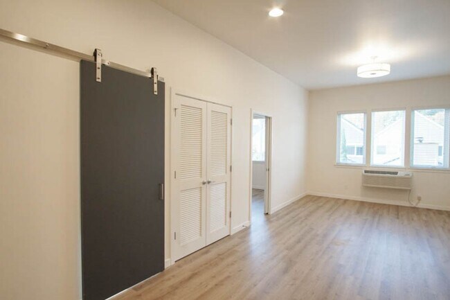 Building Photo - App Fee Special: Top Floor Modern 2 Bdr w/ W&D + AC!