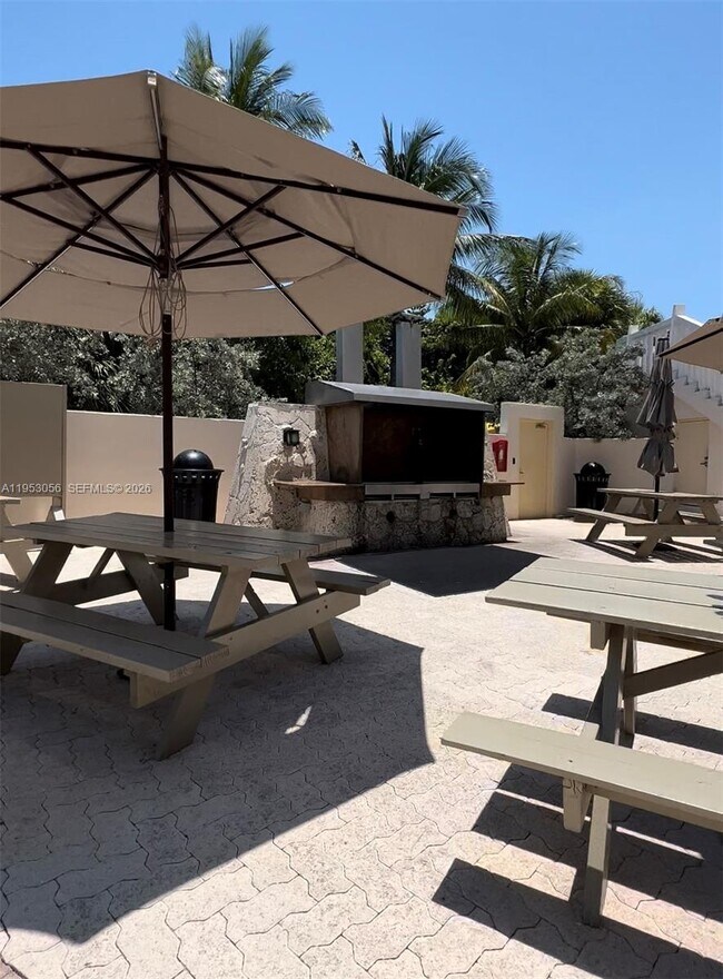 Building Photo - 1111 Crandon Blvd