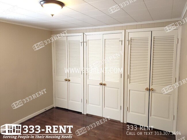 Building Photo - Location and convenience at your charming ...