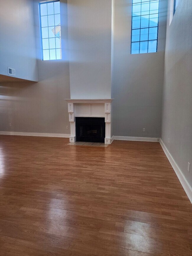 Building Photo - Three Bedroom Charming Neighborhood