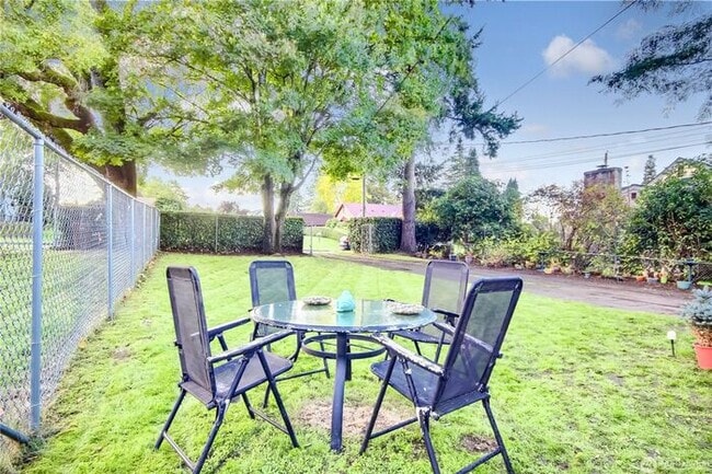 Building Photo - Spacious and privtae duplex in Tacoma