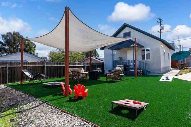 Building Photo - Newly furnished and remodeled 2 bed 2 bath!