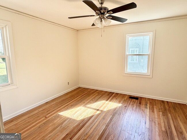 Building Photo - 110 Elm Dr