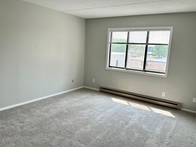 Building Photo - 2 Bedroom Downtown Condo - Available May 1st