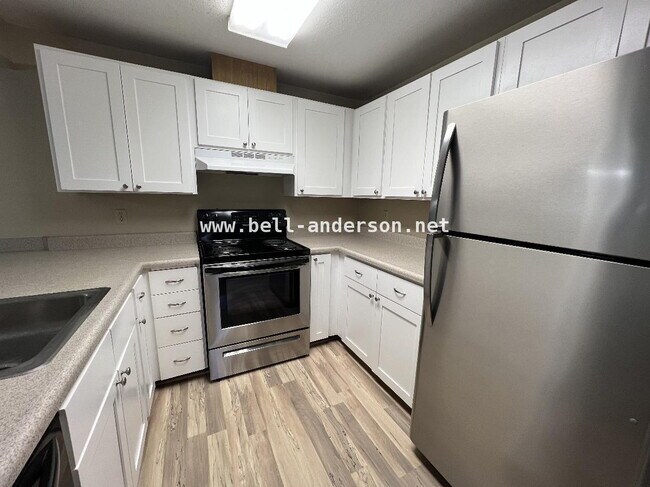 Building Photo - Renton Condo Unit Available!
