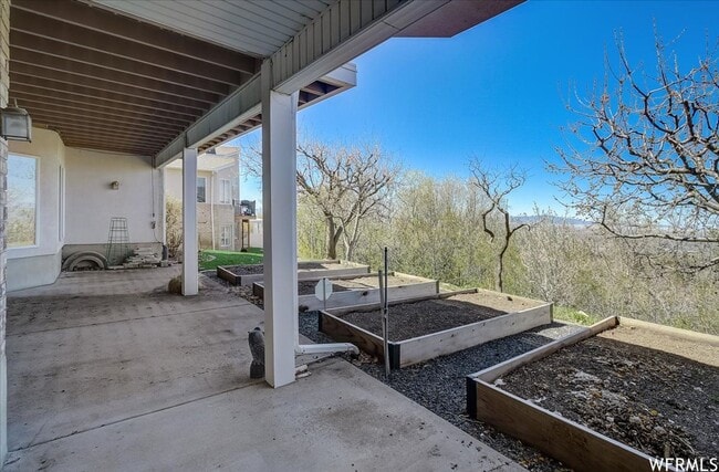 Building Photo - Large 6 Bedroom Home, 3 Car Garage, Gorgeo...