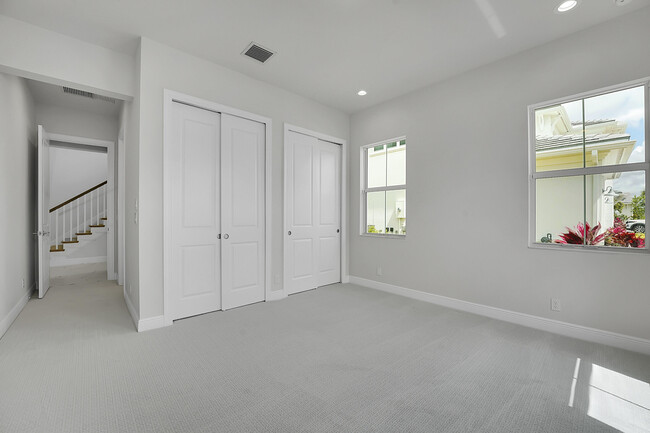 Building Photo - 9341 Crestview Cir