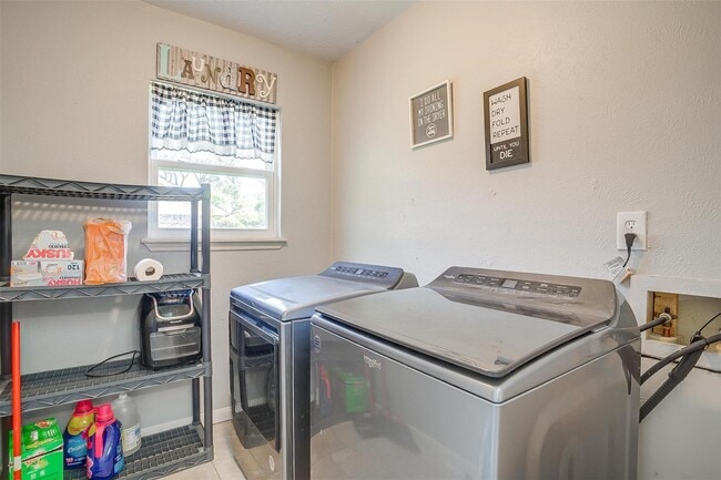 Building Photo - 3200 Woodlark Dr