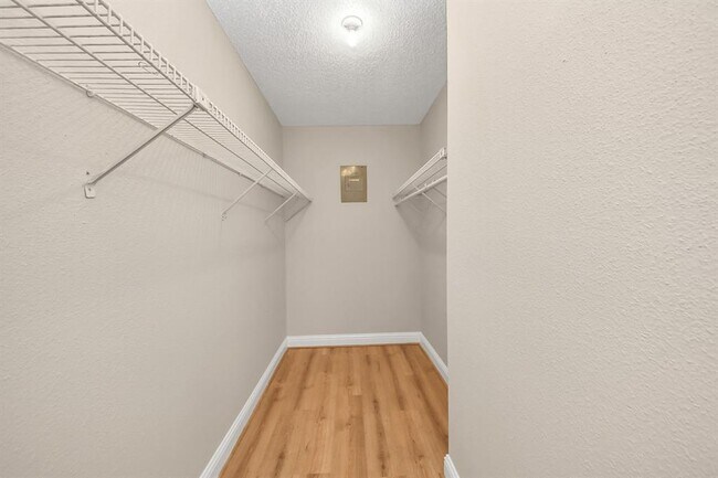 Building Photo - 2800 Jeanetta St