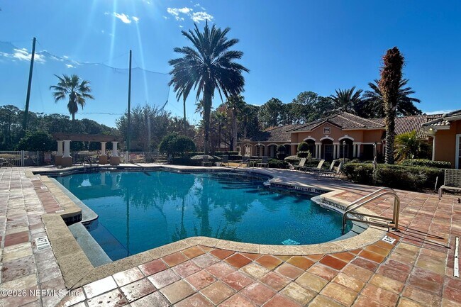 Building Photo - 610 Fairway Dr