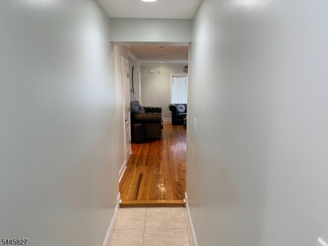 Building Photo - 136 Belmohr St
