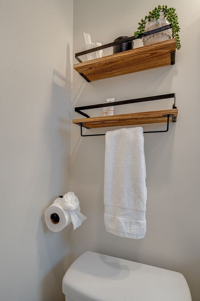 Building Photo - 801 Hillview Heights