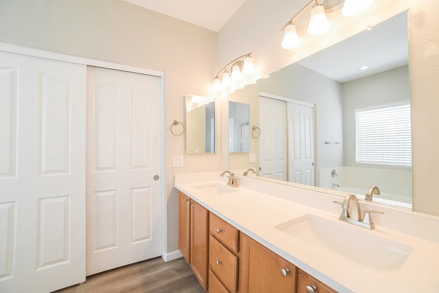 Building Photo - 6605 W Range Mule Dr