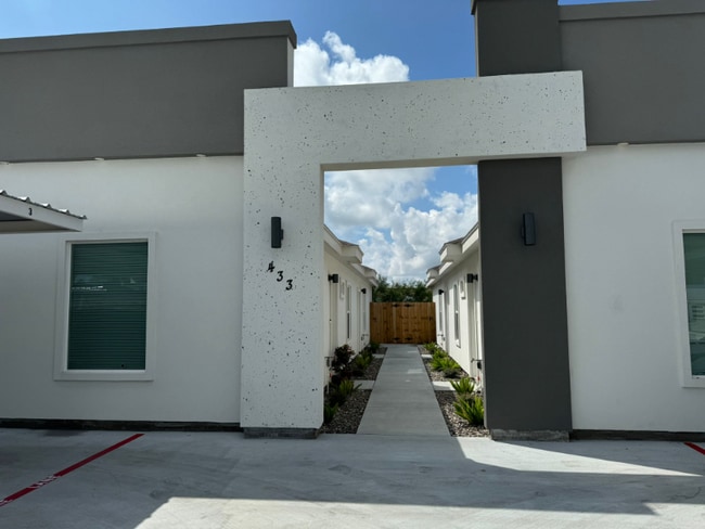 Building Photo - 433 E Acacia Ave