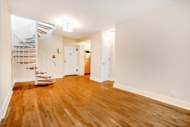 Building Photo - 226 E 25th St
