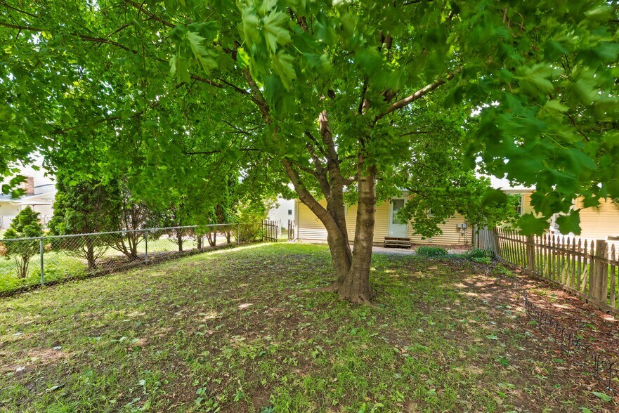 Building Photo - 1815 W Brewster St