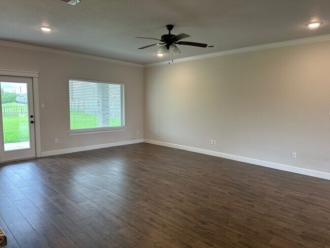 Building Photo - 113 Creekside Ln
