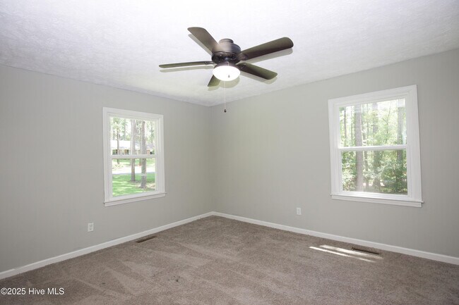 Building Photo - 906 N Glenwood Trail