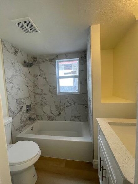 Building Photo - 302 N Tamarind Ave