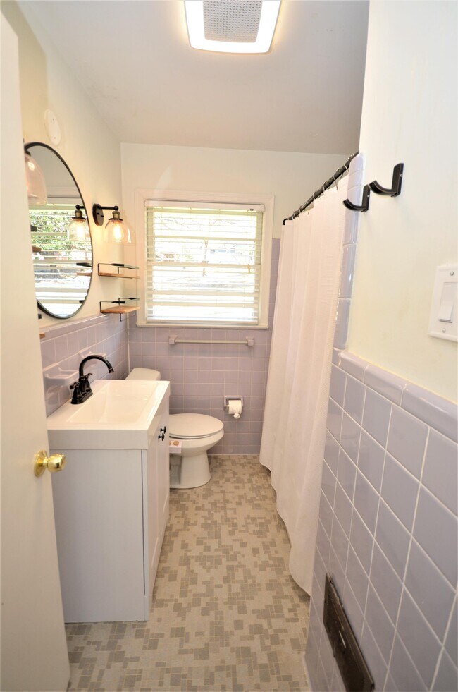 Building Photo - 1009 N Hills Dr