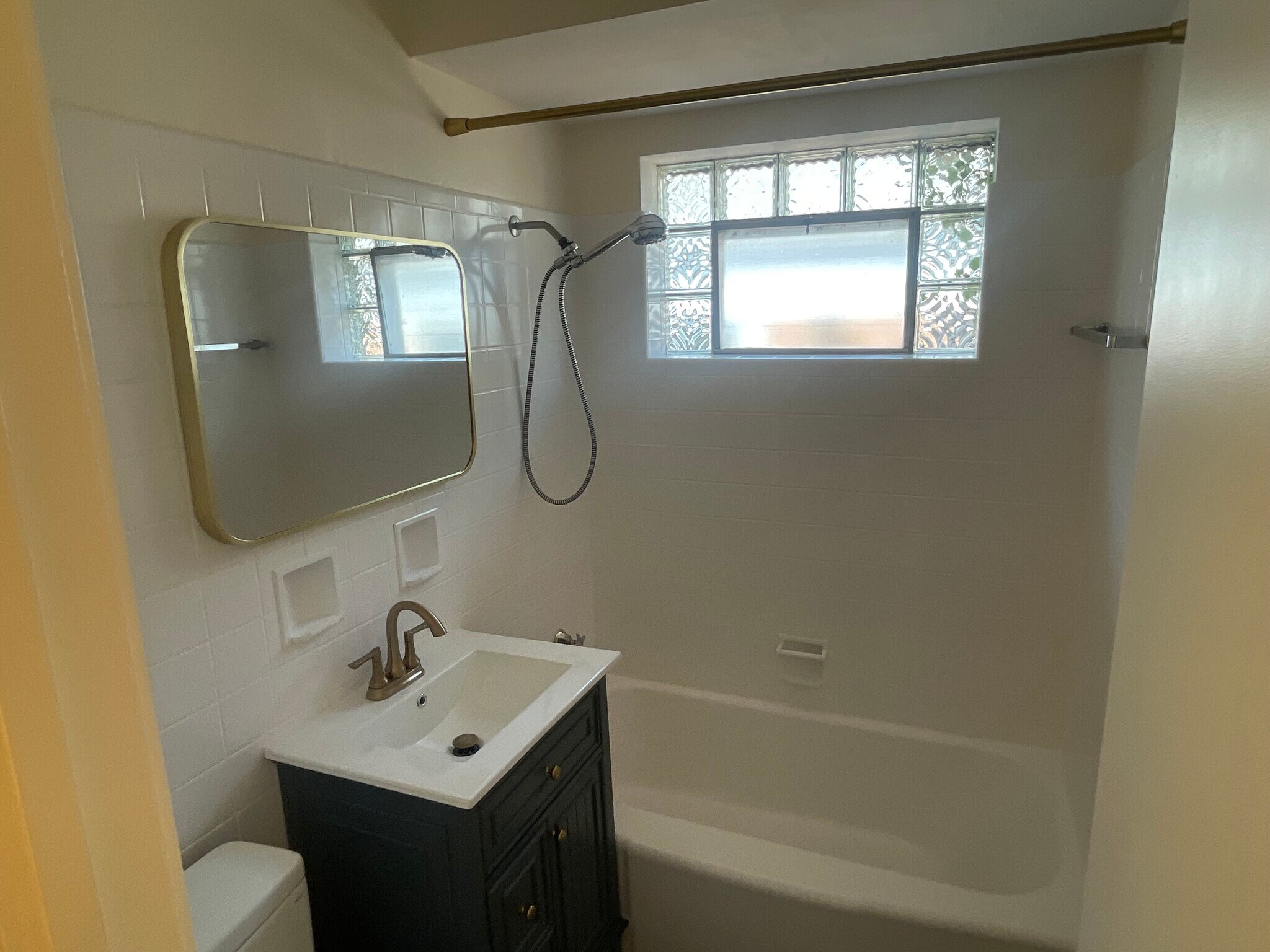 Full bath - 319 Dodge Ave
