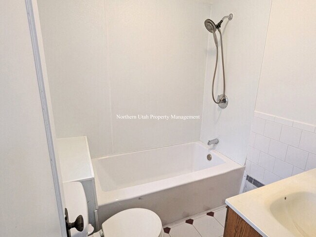 Building Photo - 1 Bed 1 Bath Unit
