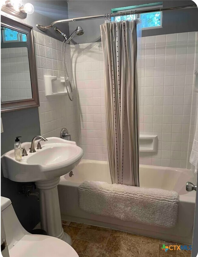 Building Photo - 284 Perryman St