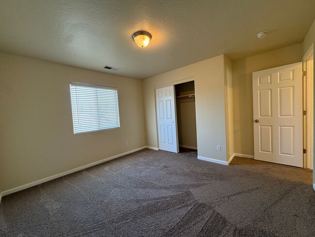 Building Photo - Beautiful home for rent in Visalia