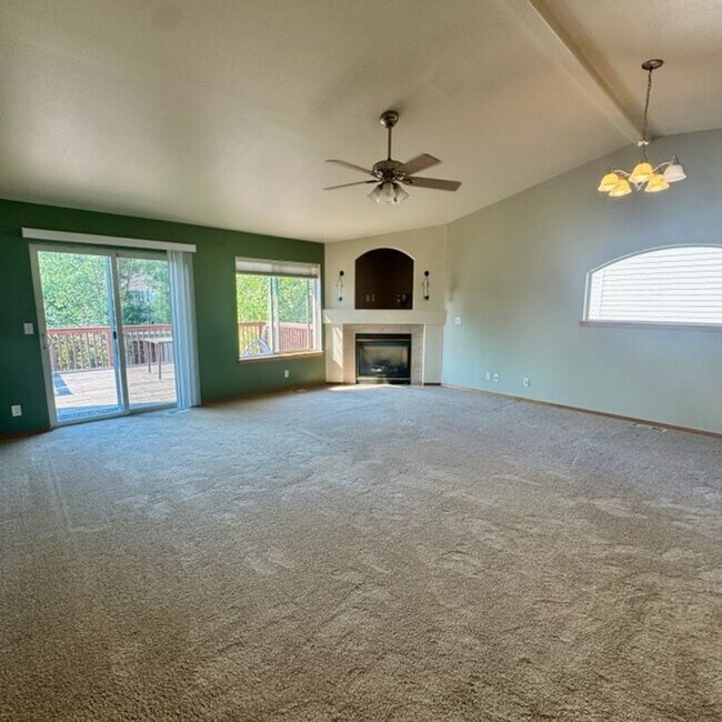 Building Photo - Charming 4 bedroom in a great neighborhood!