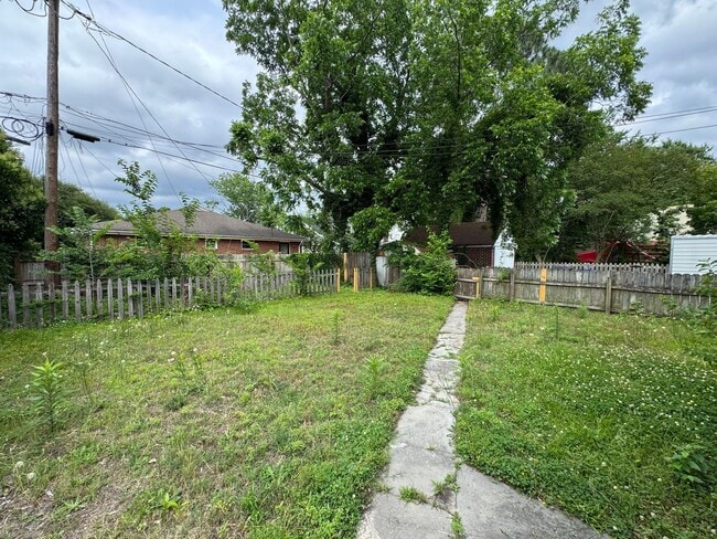 Building Photo - Welcome to this charming home in Portsmout...
