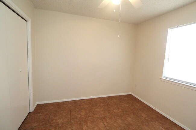 Building Photo - Spacious 2-Bed, 1-Bath Gulf Breeze Duplex Just Past the National Seashore with Updated Kitchen, F...