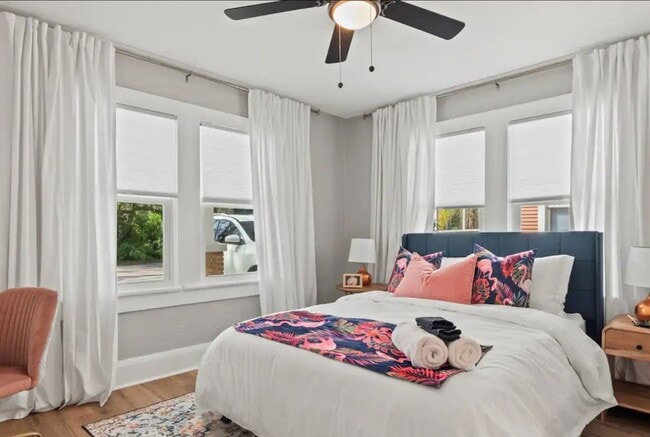 Building Photo - Completely furnished ready to live in just...
