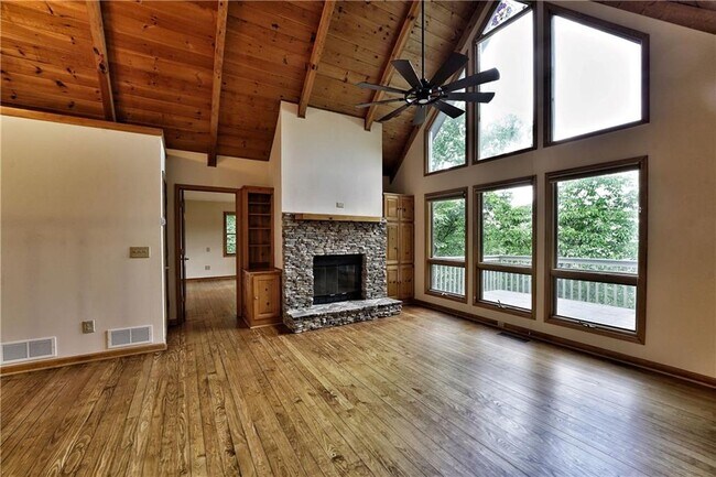 Building Photo - 127 Columbine Dr