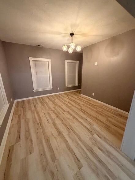 Living - 202 Main St