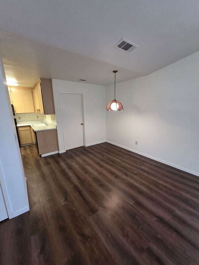 Building Photo - Turlock condo - 2 bedroom 2 bathroom Single Story