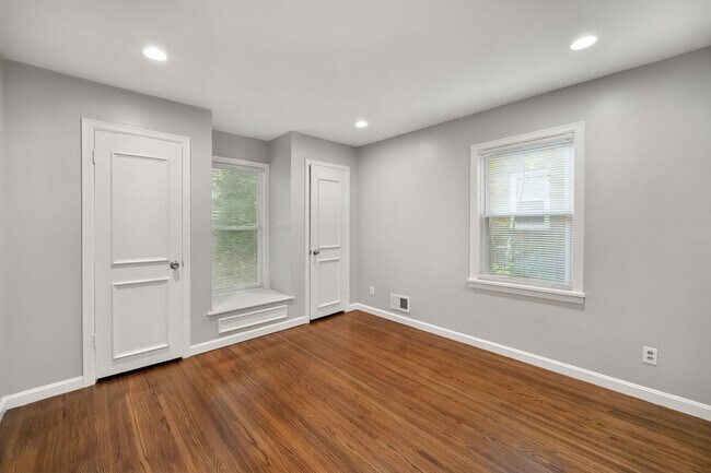 Building Photo - 3405 Hillvale Rd