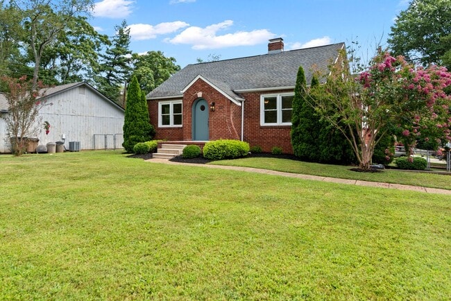 Building Photo - Knoxville 37909 - 3 bedroom 2 bath - call ...