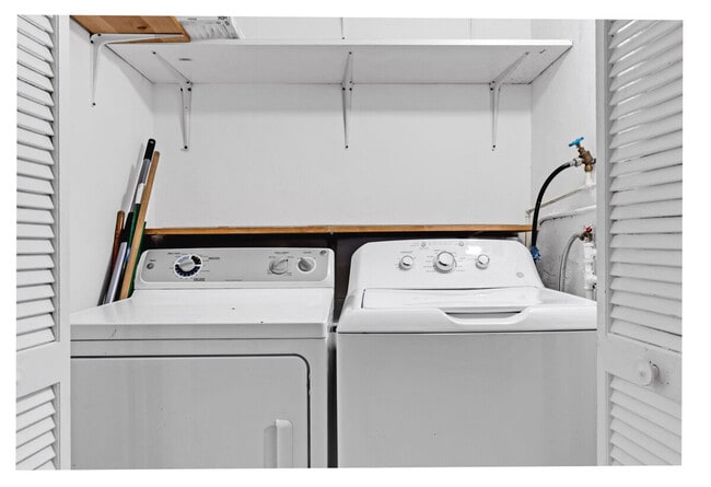 Building Photo - 425 NE 105th St