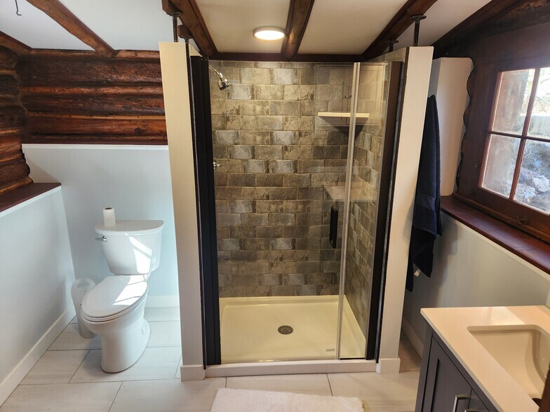 Upstairs Bath - 20650 Seminole Rd