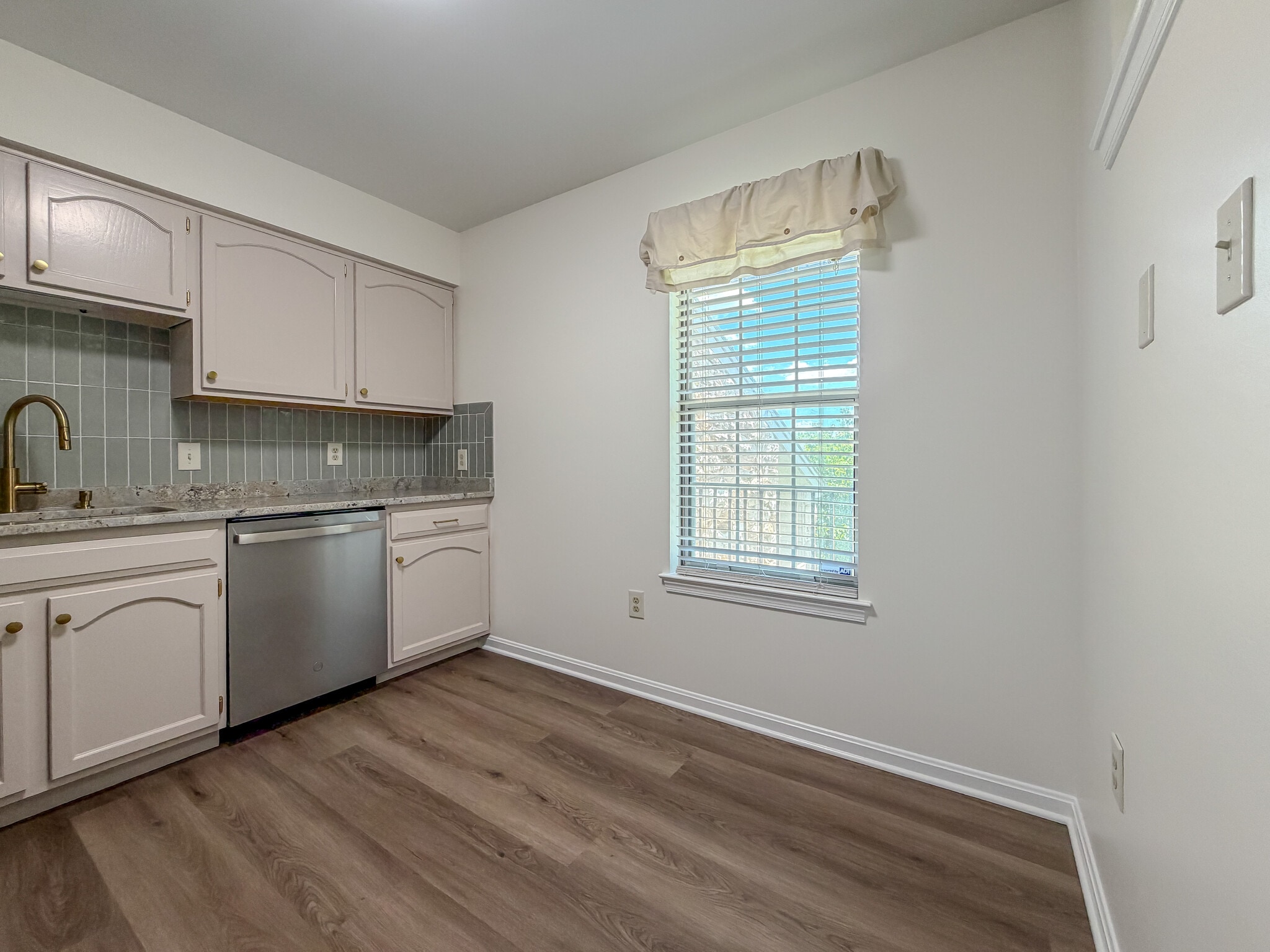 Building Photo - 208 Greenview Dr