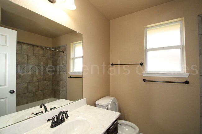 Building Photo - Spacious Three-Bedroom!