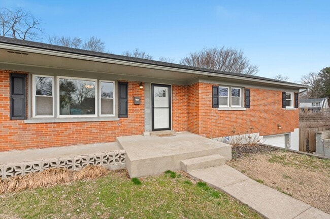 Building Photo - 562 Lone Oak Dr