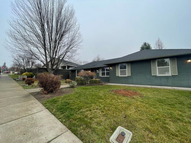 Building Photo - East Medford 3 Bedroom 2 Bathroom w/Large 2 car garage - Single Level