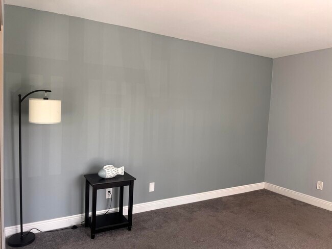 Building Photo - 141 E Riverside Dr