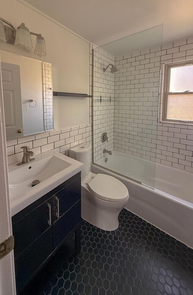 Building Photo - GREAT ANN ARBOR LOCATION – 2-BEDROOM END UNIT!